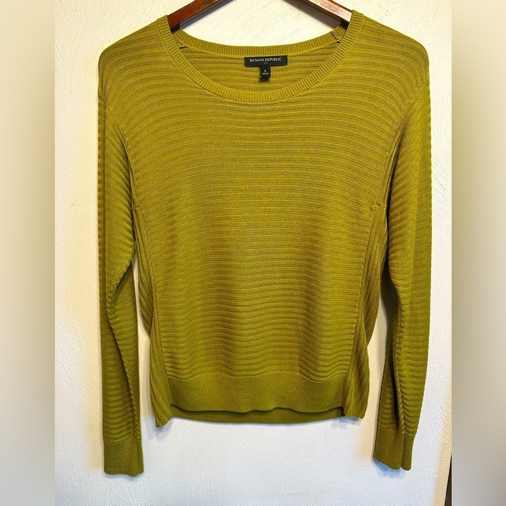 Banana Republic crewneck sweater. Long sleeve, olive green. Size small